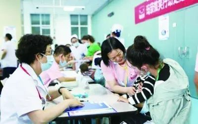  “母亲微笑行动”志愿者医疗队为新疆阿克苏贫困唇腭裂患儿进行体检筛查。中新网发&nbsp;冯勇/摄