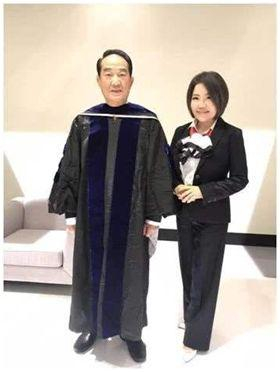 一身博士袍出席政见会的宋楚瑜揶揄蔡英文
