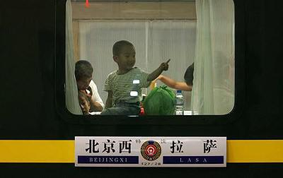 △北京至拉萨首趟T27次旅客列车驶离北京西站。