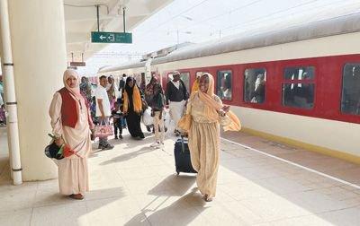  在吉布提首都吉布提市的纳加德站，乘坐亚吉铁路的乘客正在下车。　　本报记者 周 輖摄