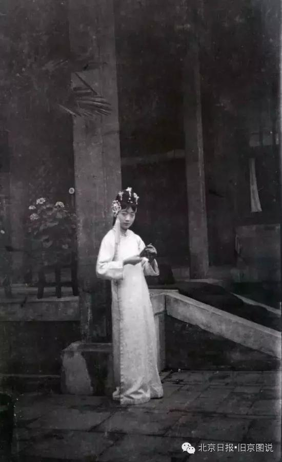  婉容在养心殿前摆弄照相机，摄于1922年至1924年之间。