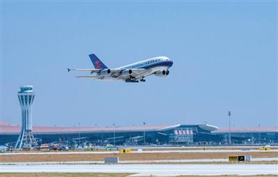 5月13日，北京大兴国际机场，航空公司进行试飞活动。