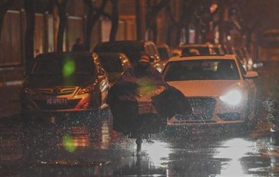 昨日，朝阳区，市民冒雪前行。新京报记者 陶冉 摄