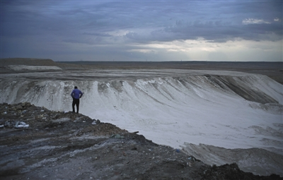 　　8月5日，苏尼特碱业公司厂区内一片高地堆场，堆满了黑白分明的粉煤灰及块状废渣、生活垃圾，覆盖面积约有数万平方米，大部分没有做任何覆盖处理，仅在东南侧设置了一面防尘围挡，有些垃圾堆和物料堆高度明显高于围挡。