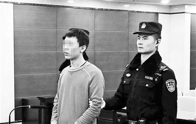 被告人马某儒出庭受审 摄影/曹璐