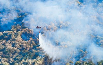 　　8月18日，一架救援直升机在重庆涪陵进行灭火作业。8月17日，重庆涪陵荔枝街道、江北街道所辖山林相继发生火灾。当地迅速组织力量赶赴现场扑救，及时疏散附近居民。　新华社记者 王全超摄