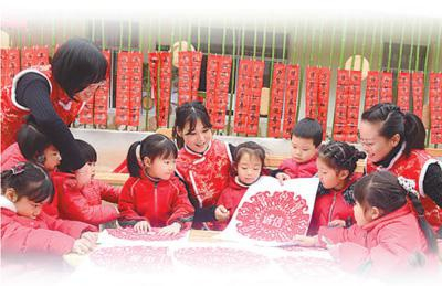  浙江建德市下涯中心幼儿园开展“快乐年俗 幸福童年”活动。 宁文武摄（人民视觉）