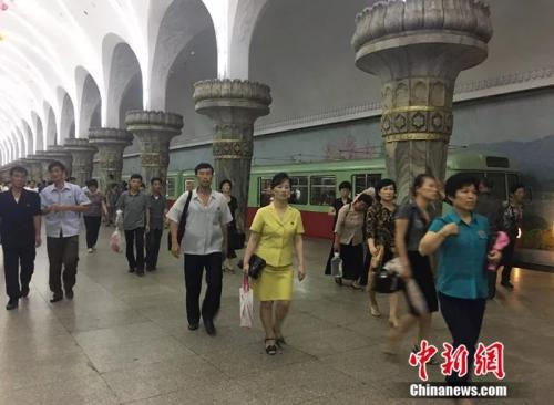 下班时间，平壤地铁站人流量较大。中新网记者 邱宇 摄