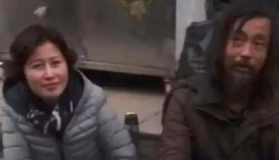 　左为“师娘”。