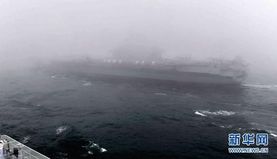 辽宁舰正在接受检阅