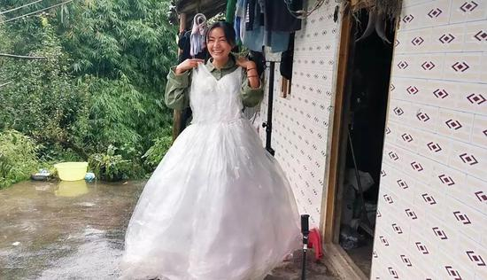 ▲ 左哈展示自己制作的婚纱