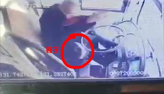 图说：公交车驾驶员避闪嫌疑人扔过来的鞋子 崇明公安供图