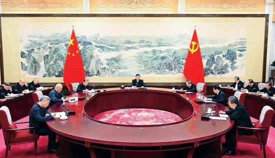 2025年12月25日至26日，中共中央政治局召开民主生活会，中共中央总书记习近平主持会议并发表重要讲话。 新华社记者 谢环驰/摄