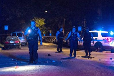 图为警察在一处案发现场调查 图源：《芝加哥太阳报》