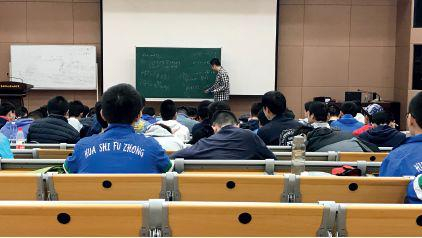  3月7日，在华南师大附中上课的IMO中国国家集训队。摄影/本刊记者 杜玮