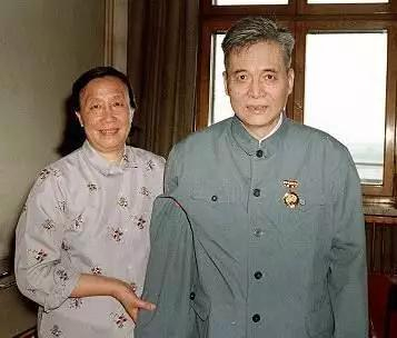 1986年7月17号邓稼先在解放军总医院（301医院）的病房中，被授予“全国劳动模范”奖章和证书