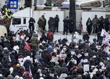 △当地时间1月3日，尹锡悦支持者在官邸附近集会反对逮捕尹锡悦。