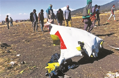 　　当地时间2019年3月10日，埃塞俄比亚比绍夫图镇附近的坠机地点遍地残骸。救援人员在搜集遇难者遗体。 供图/视觉中国