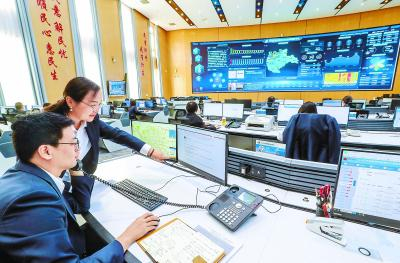 大兴区“接诉即办”调度指挥中心内，工作人员在处理市民来电。本报记者&nbsp;武亦彬摄