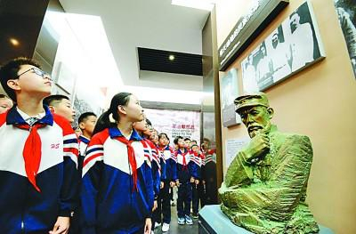 9月29日，河北邯郸市火磨小学的学生们在晋冀鲁豫烈士陵园烈士纪念堂参观，缅怀革命先烈。郝群英摄/光明图片