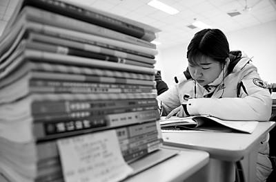 12月17日，河北工程大学备考考生在自习室复习。郝群英摄/光明图片