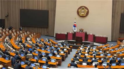 △韩国国会全体会议通过“要求解除紧急戒严令”决议