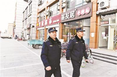 通州城管执法队员在巡视摄影/本报记者 黄亮