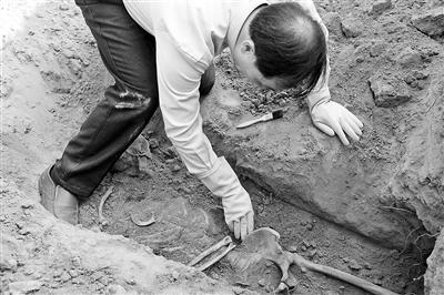 廖纲绍的侄子在清理遗骨