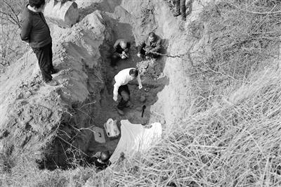 无名烈士墓中出现遗骨