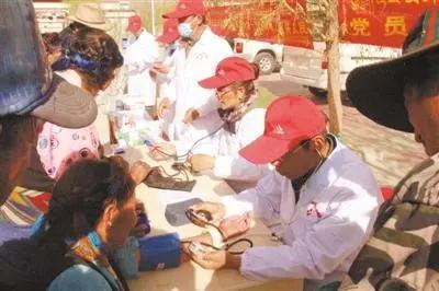 日前，日喀则市卫计委组织妇保院、疾控中心、监督所等单位对辖区敬老院开展免费送医送药活动。张斌 陈林 摄 