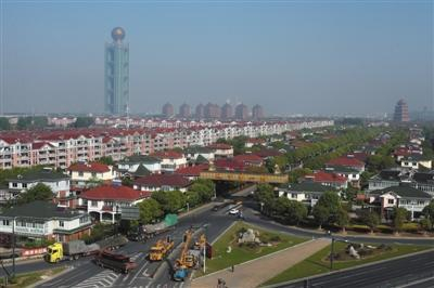 4月19日，华西村全貌。村内高楼、高塔林立，一栋栋别墅整齐划一。A08-A09版摄影/新京报记者 朱骏