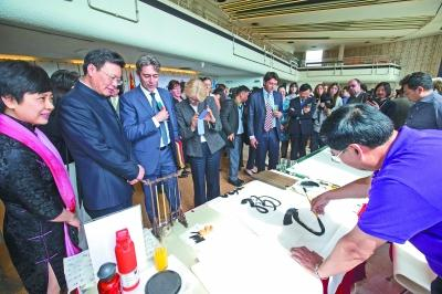 近日，在瑞士日内瓦联合国万国宫举行的中文日活动上，来宾观看书法家现场创作。&nbsp;新华社发