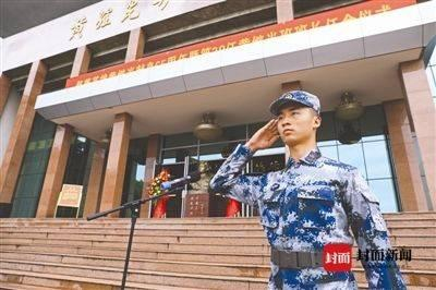 2017年，程强被任命为第38任黄继光班班长后，庄严宣示。