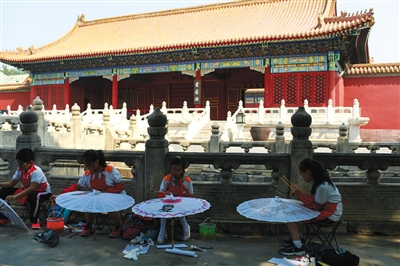 2017年5月18日（国际博物馆日），小学生在彩绘故宫元素伞。新京报记者 浦峰 摄