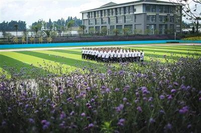  ▲6月13日，云南省第一强制隔离戒毒所的操场上，戒毒人员正在整队准备做操。新京报记者 彭子洋 摄