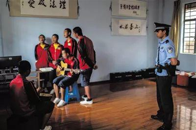 ▲6月13日，云南省第一强制隔离戒毒所未成年人大队，几名喜欢音乐的未成年戒毒人员正在弹琴唱歌。