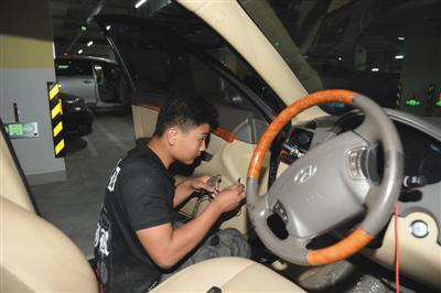 6月27日，北京市政务服务中心，工作人员正在给公务用车安装卫星车载终端。