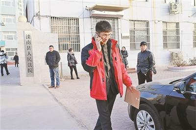 死者家属起诉索赔60万元，朱振彪拿到无罪判决走出法院 摄影/黑克