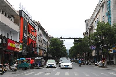 7月6日，横店万盛街即为早期的纺织一条街。