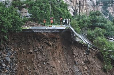 昨日，密云琉辛路某段，暴雨导致山体垮塌。