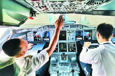 CZ3104航班上，机长牟福伟做着起飞前的最后准备工作。