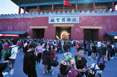 昨日，故宫博物院外游人如织，游客们纷纷拍照留念。 新京报记者 王飞 摄