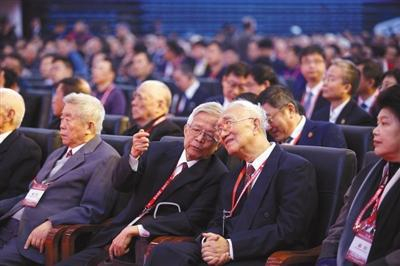 昨日，纪念大会上，到场嘉宾在交流。国科大供图