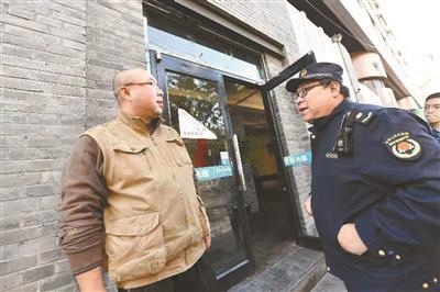 丰台城管执法队员告知商户禁止占道经营摄影/本报记者 袁艺