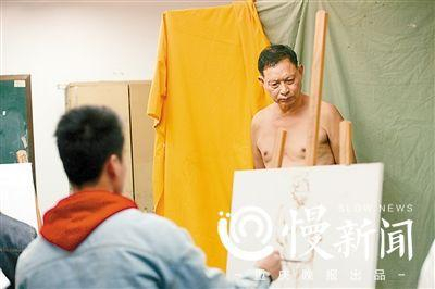 ▲老冯在大学里当人体模特