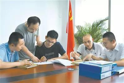 图为秀屿区纪委监委调查组人员查阅相关书证材料。林书恒 摄