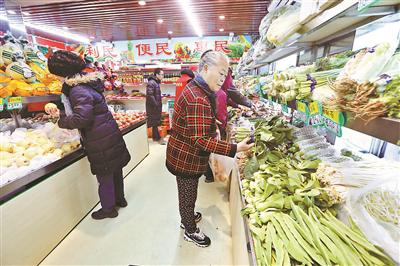 西城区西单钟声胡同有了便民菜站，解决居民买菜难 摄影/本报记者 魏彤