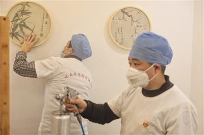 2018年12月3日，成都，“小白爸爸”抗污战队为一家新开业的会所去甲醛。新京报记者 王嘉宁