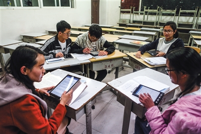 　　12月18日，禄劝一中，晚自习期间，历史老师把高三文科培优班四名历史成绩偏弱的学生集中在一间空教室里为他们补课。