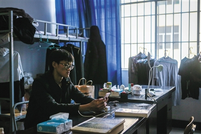 12月19日，禄劝一中，李维国坐在宿舍里给妈妈打视频电话，但是妈妈没有接听。